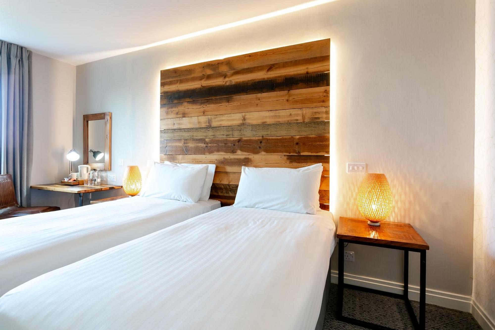 Cedar Court 4*